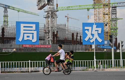 El estadio de futbol Guangzhou Evergrande, en construcción, es una de las obras amenazadas por el colapso de la empresa.