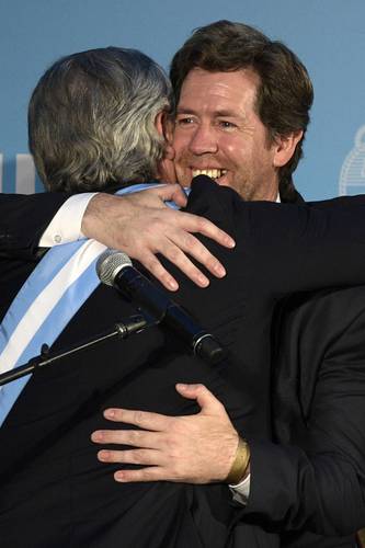 El secretario de Comunicación y Prensa de la presidencia de Argentina, Juan Pablo Biondi, fue el primero en dejar el gabinete del mandatario Alberto Fernández (de espaldas en esta imagen de archivo), tras ser acusado por la vicepresidenta Cristina Fernández de conspirar contra ella.