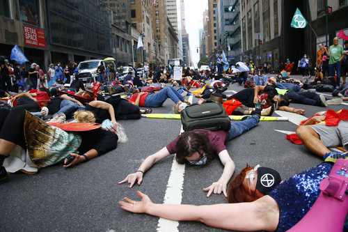 Performance de la organización Extinction Rebellion NYC en la Tercera Avenida de Nueva York.