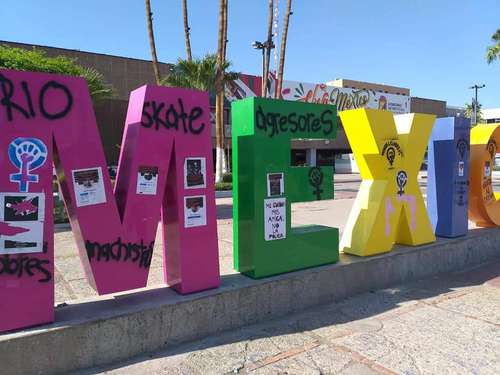 Las letras que conforman el nombre de la capital de Baja California, ubicadas en el centro de la ciudad, fueron pintadas ayer por un grupo conocido como Las Morras.