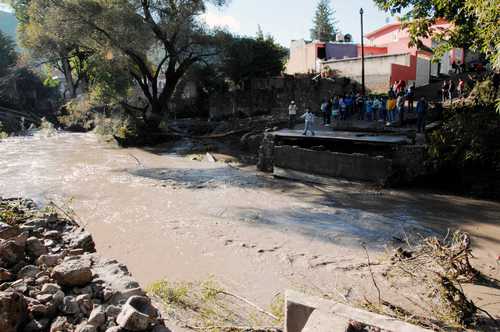 El desbordamiento de la presa San Aparicio, en el municipio de Genaro Codina, Zacatecas, originado por las recientes lluvias, derribó el puente vial La Mora, ubicado en la cabecera municipal .