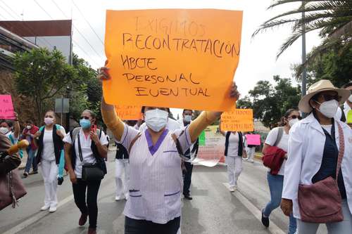 Miembros de la sección 35 del SNTSA marcharon ayer en la ciudad de Oaxaca para exigir la recontratación de personal que fue despedido a partir del miércoles.