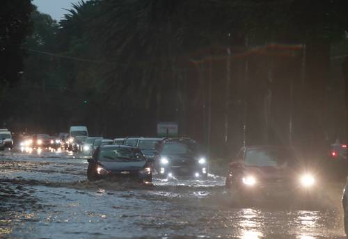 La lluvia generalizada de ayer causó encharcamientos, sobre todo en la zona oriente y por la zona del Aeropuerto.