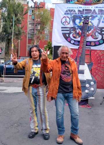 Trini, distribuidor de discos de rock mexicano, junto a Pablo, un visitante asiduo al Chopo.