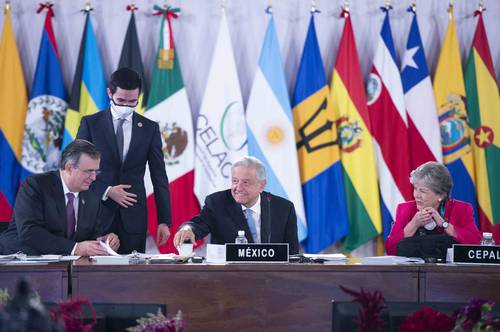  El canciller Marcelo Ebrard, el presidente Andrés Manuel López Obrador y Alicia Bárcena, secretaria ejecutiva de la Cepal, durante el cónclave en Palacio Nacional.