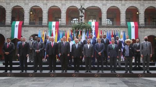  El presidente Andrés Manuel López Obrador y Marcelo Ebrard, flanqueados por los mandatarios de Cuba y Bolivia, Miguel Díaz-Canel y Luis Arce, con todos los asistentes al encuentro. Foto La Jornada