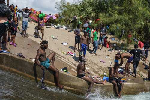 Antillanos se bañan y lavan su ropa en el río Bravo. Autoridades prevén rescatar a unas 3 mil personas.