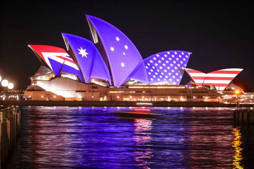 Francia no da crédito por haber sido traicionada por EU cuando tenía un acuerdo de vender a Australia 12 submarinos con diésel. En la imagen, proyección de banderas en la Ópera de Sidney por el 70 aniversario de la alianza Anzus.