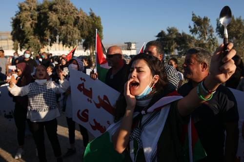 Agitando cucharas (utensilio usado por los palestinos para cavar el pasadizo), varias personas les mostraron su apoyo ante la prisión de Gilboa.