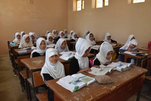 En imagen de archivo, menores afganas en un colegio de Mazar-i-Sharif, capital de la provincia de Balkh, Afganistán.