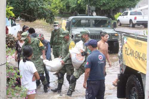 Elementos del Ejército auxiliaron a los habitantes de la colonia Cajigal, en Yautepec, Morelos, tras las intensas lluvias que cayeron este sábado.