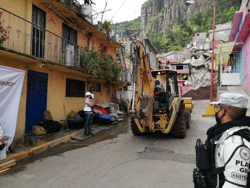 Personal de Protección Civil colocó costales rellenos de arena este sábado para asegurar el material rocoso en el cerro del Chiquihuite, pues existe el riesgo de un nuevo derrumbe.