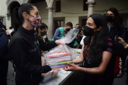 Sheinbaum con decenas de jóvenes en el Museo la Ciudad de México.