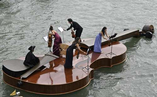 El barco El violín de Noé, de Livio De Marchi, artista reconocido por sus obras gigantes, recorrerá las aguas del Gran Canal de Venecia y ofrecerá conciertos a bordo, con temas de Vivaldi y Albinoni; además, es un homenaje al renacimiento pospandémico y a las víctimas de Covid-19. El violín, de 12 metros de largo y cuatro de ancho, busca ser un símbolo del renacer de Venecia después de que la ciudad de los canales quedó vacía, sola y silenciosa durante el confinamiento.