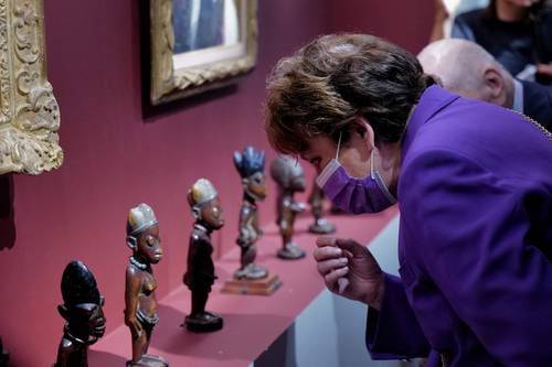 Ayer se inauguró el Museo de Arte Moderno de la abadía real de Fontevraud, en el oeste de Francia, declarado patrimonio de la humanidad por la Organización de Naciones Unidas para la Educación, la Ciencia y la Cultura. El recinto albergará la donación de la colección personal de los mecenas de las artes francesas Martine y Leon Cligman. En imagen la ministra de Cultura francesa, Roselyne Bachelot asiste a la apertura como parte de la edición 38 de la Jornada Europea del Patrimonio.