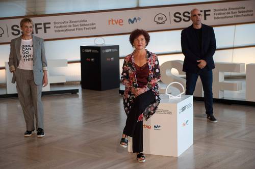 La directora española de cine Icíar Bollaín, al centro, junto con los actores Blanca Portillo y Luis Tosar durante la presentación de la película Maixabel en el 69 Festival de Cine de San Sebastián.