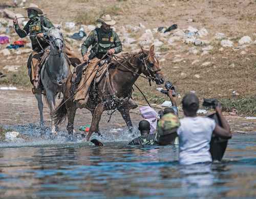 AL VIEJO ESTILO RANGER. Oficiales montados de inmigración y aduanas bloquearon el paso de haitianos que querían ingresar a la localidad de Del Río, Texas, luego de que Estados Unidos anunciara la deportación intensiva por vía aérea para los isleños.