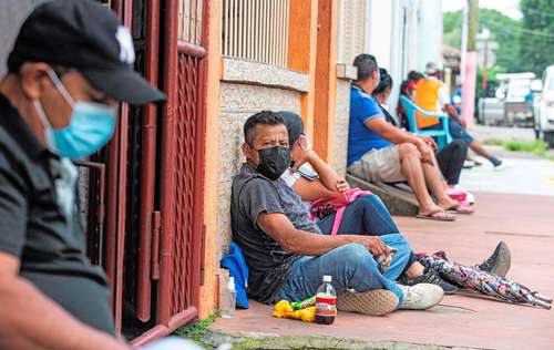 En San Marcos, Nicaragua, en el inicio de la inmunización masiva a mayores de 30, la gente hace fila desde un día antes.