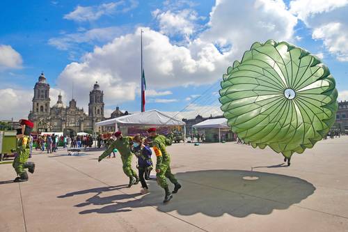 La exposición de destrezas militares La Gran Fuerza de México en el zócalo capitalino ha sido el principal atractivo para los paseantes desde el pasado día 16 que se instaló.