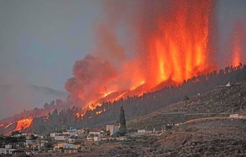 Inmensas columnas de humo, ceniza y lava del volcán Cumbre Vieja.