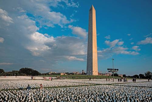 Banderas blancas en el National Mall, cerca del Monumento a Washington. El proyecto de la artista Suzanne Brennan Firstenberg requirió más de 600 mil banderas blancas en miniatura para simbolizar las vidas perdidas por el Covid- 19 en Estados Unidos, donde las vacunas están disponibles para todos de manera gratuita.