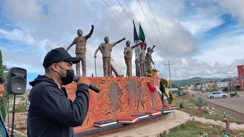 En el Monumento a los Caídos, en el municipio de Nochixtlán, Oaxaca, integrantes de la Red Estatal de Victimas Tomás Martínez manifestaron su rechazo al nombramiento de Renato Sales como fiscal de Campeche, ya que lo consideran uno de los responsables de la operación policiaca que dejó ocho muertos en 2016.