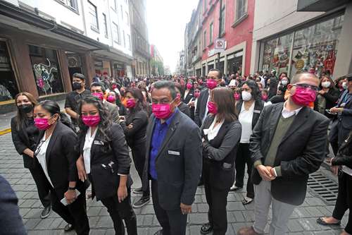 Cientos de personas que se encontraban de paseo, visita o de compras en el centro de la ciudad participaron en el simulacro de sismo.