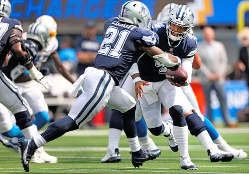 El mariscal de campo Dak Prescott (4), de los Vaqueros de Dallas, entrega el balón a Ezekiel Elliott (21) en el duelo contra Cargadores en el Sofi Stadium de Los Ángeles.