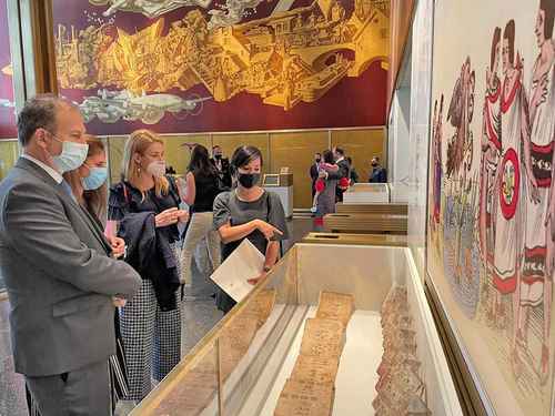 El cónsul Jorge Islas López y otras invitadas a la inauguración de la exposición Manuscritos mexicanos en el Rockefeller Center.