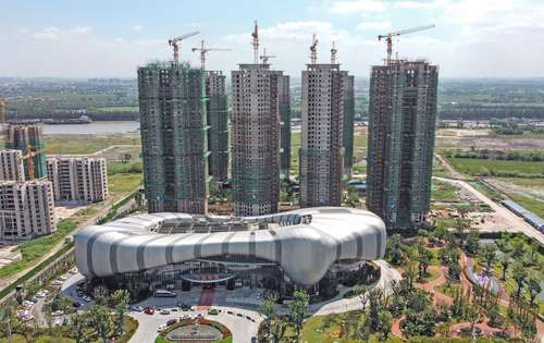 Las acciones del gigante inmobiliario de China Evergrande, que trata de conseguir fondos para pagar a sus numerosos prestamistas, proveedores e inversores, cerraron el lunes con una caída de 10.2% a 2.28 dólares de Hong Kong, después de haberse desplomado en la sesión 19 por ciento hasta su nivel más bajo desde mayo de 2010.
