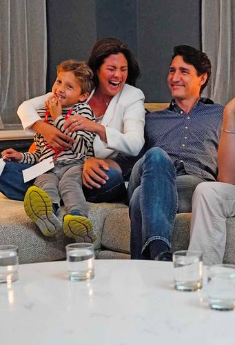 El premier canadiense, Justin Trudeau, observa los resultados de las elecciones con su esposa Sophie Gregoire y su hijo Hadrien, en la sede del Partido Liberal en Montreal.