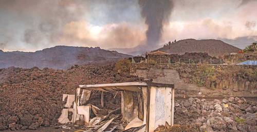 Ríos gigantes de lava avanzaban ayer hacia el mar después de que el volcán Cumbre Vieja entró en erupción en la isla española de La Palma, donde la oportuna evacuación ayudó a evitar víctimas. Sin embargo, más de 100 residencias ubicadas en las laderas quedaron destruidas. La lava se desplazaba hacia el mar a unos 700 metros por hora, según el Instituto Volcanológico de Islas Canarias. Las autoridades anticipaban que llegaría al Atlántico al anochecer, donde podría provocar explosiones y nubes de vapor ácido. Los científicos midieron su temperatura en más de 1,000 grados Celsius. En la imagen, las enormes columnas de humo se alcanzan a ver desde la zona residencial de Los Campitos, en los Llanos de Aridane.