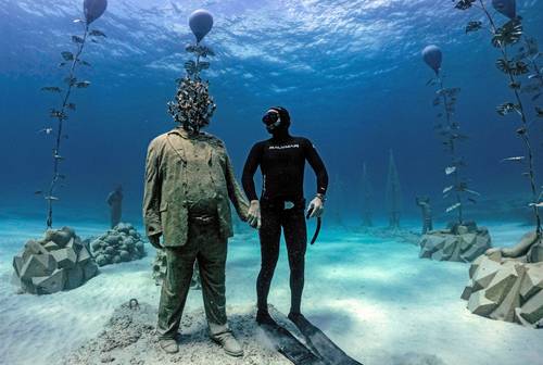 El Musam es considerado el primer bosque submarino del mundo, el cual consta de una colección de 130 esculturas figurativas dispersas entre árboles orgánicos esculpidos y plantas, en la ciudad turística de Ayia Napa en la costa sureste de Chipre. Fue creado por el artista Jason deCaires Taylor con material de pH neutro para atraer fauna y propiciar el crecimiento de flora, descansa sobre más de 167 metros de arena a 10 de profundidad. En la imagen, el apneista chipriota Angels Savvas posa con una de las obras.