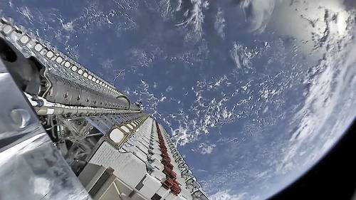 Unos mil 400 nuevos satélites han sido puestos en órbita en lo que va de 2021, superando el récord del año pasado cuando 114 lanzamientos colocaron mil 300. En total, 7 mil 941, de al menos 105 países, daban vueltas a la Tierra hasta el 16 de septiembre, según un recuento de la Universidad de Massachusetts. En la imagen, parte de un Starlink.