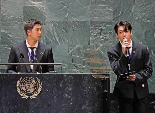 RM, a la izquierda, y Jung Kook, integrantes de la agrupación musical asiática en la Asamblea General de la ONU.