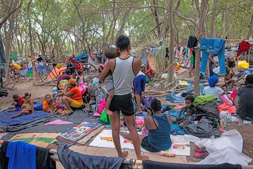 Familias en el campamento ubicado cerca del puente internacional de Del Río, Texas. Las autoridades de Estados Unidos han comenzado las deportaciones directamente a Haití, mientras muchos migrantes prefirieron cruzar el río Bravo de regreso a México.