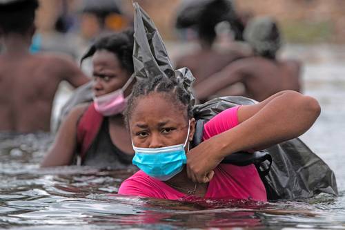 Migrantes de Haití continúan con su cruce desde Del Río, Texas, hacia Ciudad Acuña, Coahuila, para conseguir comida.