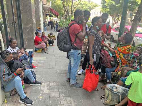 Personas de origen haitiano y de otros países arriban desde temprano para tramitar su solicitud de asilo en la Comar, donde funcionarios indican que se ha incrementado el número de peticiones.