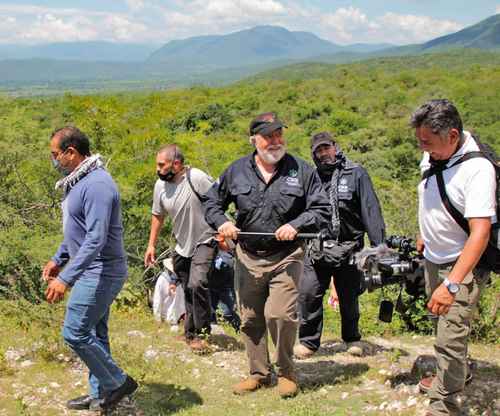 El subsecretario de Derechos Humanos de Gobernación, Alejandro Encinas (centro), durante la búsqueda en la barranca La Carnicería de los normalistas de Ayotzinapa desaparecidos el 26 de septiembre de 2014.