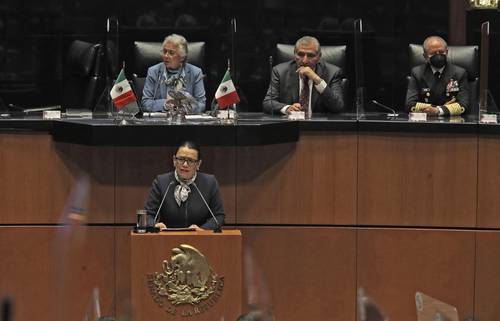 La titular de la Secretaría de Seguridad y Protección Ciudadana compareció ayer ante el pleno del Senado acompañada por los secretarios de Marina, Rafael Ojeda Durán; de la Defensa, Cresencio Sandoval González, y de Gobernación, Adán López Hernández. Arriba, la presidenta de la mesa directiva, Olga Sánchez Cordero.