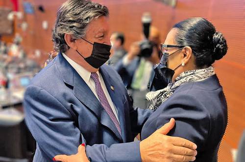 ROSA ICELA RODRÍGUEZ COMPARECIÓ EN EL SENADO. Rosa Icela Rodríguez, titular de la SSPC, señaló que en el país “se avanza hacia la construcción de la paz”, al comparecer en el Senado durante la glosa del tercer Informe presidencial. En la imagen, con el legislador Napoleón Gómez Urrutia.