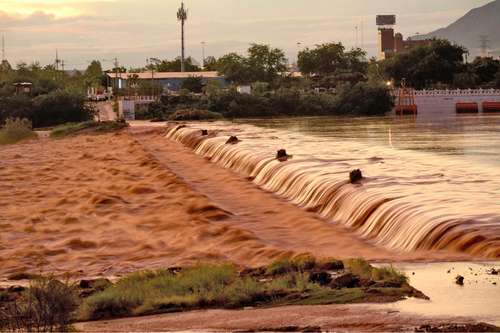 Debido a las fuertes lluvias generadas por la tormenta tropical 19-E, el cauce del río Culiacán creció y se desbordó ayer, a la altura de la presa Derivadora, lo que provocó el cierre de la carretera que lleva a la colonia Juntas del Humaya.