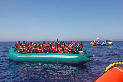 Un total de 154 migrantes que intentaban llegar a Inglaterra en embarcaciones improvisadas fueron rescatados entre el lunes y el martes en el estrecho de Pas-de-Calais, en el norte de Francia, anunció el martes la prefectura marítima. En tanto, ocho cadáveres fueron encontrados el domingo en playas de la provincia andaluza de Almería, informaron ayer autoridades locales. Al parecer se trata de indocumentados que partieron de Marruecos o Argelia. En la imagen, salvamento frente a costas de Libia.