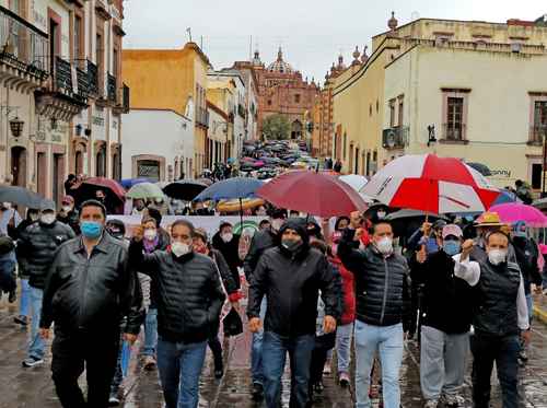 Cientos de maestros y otros trabajadores de la educación, así como jubilados y pensionados, marcharon ayer por la calle Fernando Villalpando, a un costado del Congreso de Zacatecas, para demandar al gobernador David Monreal el pago de salarios atrasados.