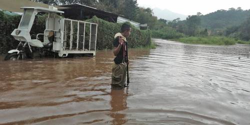 Algunos sectores del municipio de Chilchota, Michoacán, se anegaron debido a las lluvias que cayeron el lunes; en al menos 10 casas el agua alcanzó hasta medio metro de altura.