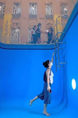 La instalación Swimming Pool es una de las piezas estelares de la exposición del artista conceptual argentino Leandro Erlich, que se presenta desde este lunes en el Centro Cultural Banco de Brasil, en la capital de Belo Horizonte. A Tension tiene como finalidad “romper ‘a propósito’ los límites que normalmente creemos que existen entre la realidad y la ilusión”.