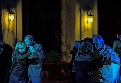 En un antiguo patio del tradicional barrio de San Telmo se escuchan los primeros acordes de un tango y varias parejas salen a la pista de baile.