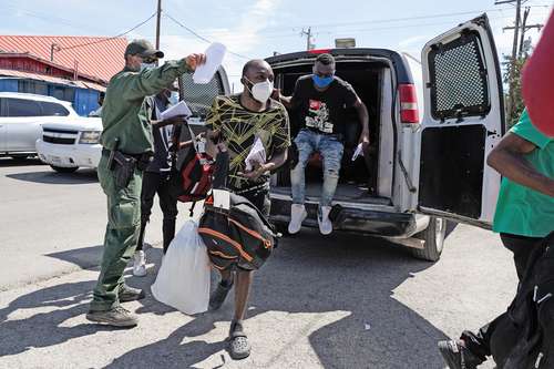  Migrantes liberados por la Patrulla Fronteriza estadunidense en un centro humanitario en Del Río, Texas. Foto Ap