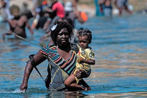  Haitiana cruza el río Bravo hacia México en busca de conseguir agua y comida. Foto Afp