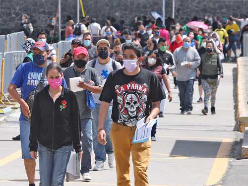 Aplicación de segunda dosis de la vacuna Sputnik V a adultos de 30 a 39 años en el estadio Olímpico Universitario.